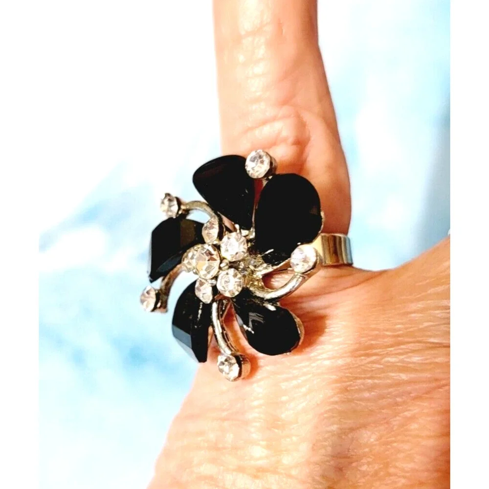 Vintage Large Mid-century Black‎ Glass Floral Adjustable Ring, Silver-tone r-8